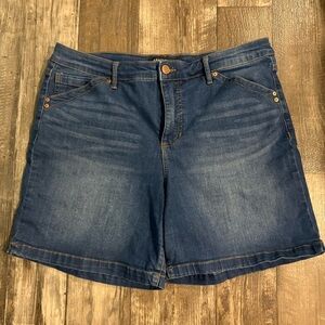 Bandolino Amelia Shorts - Women’s Size 14